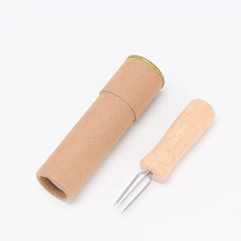 Ensemble de trois pièces : fourchette à moxibustion, grattoir et boite extincteur