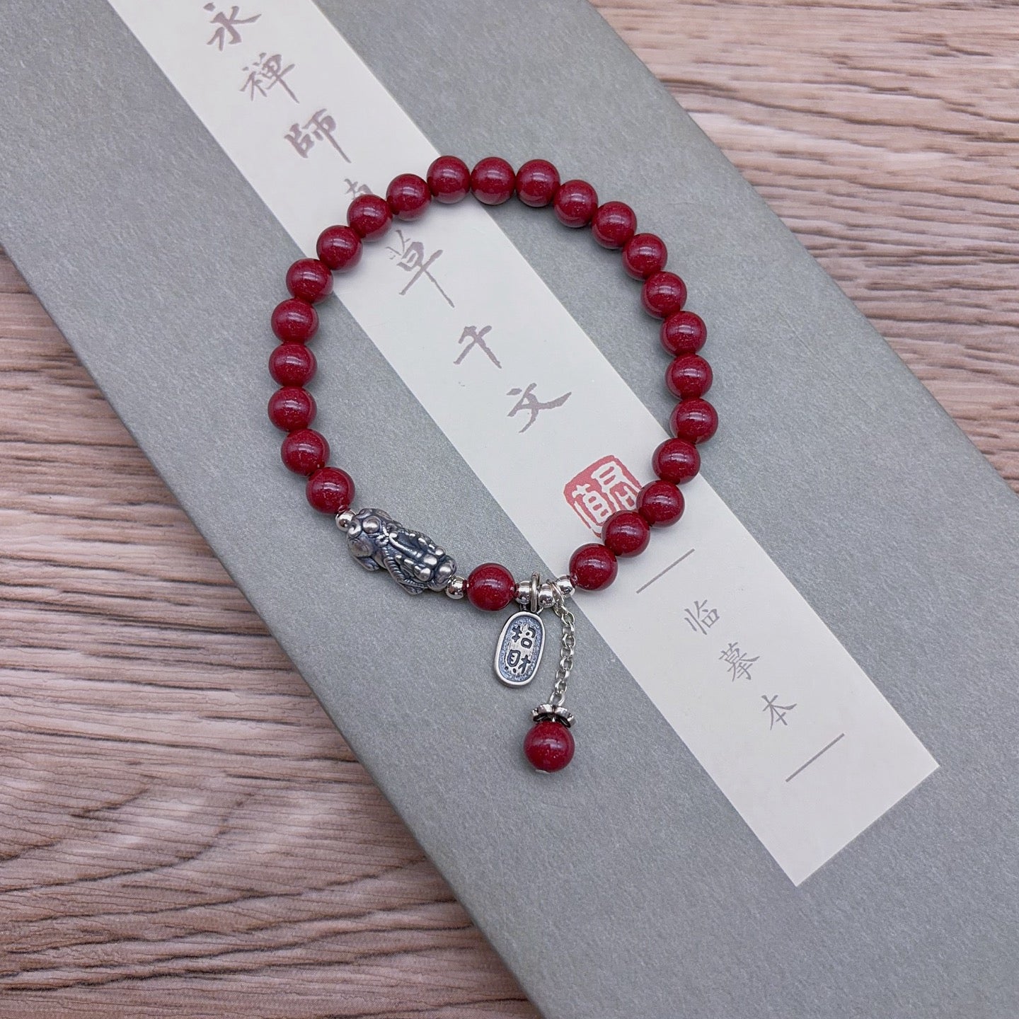 Bracelet en pierle de cinabre violet doré