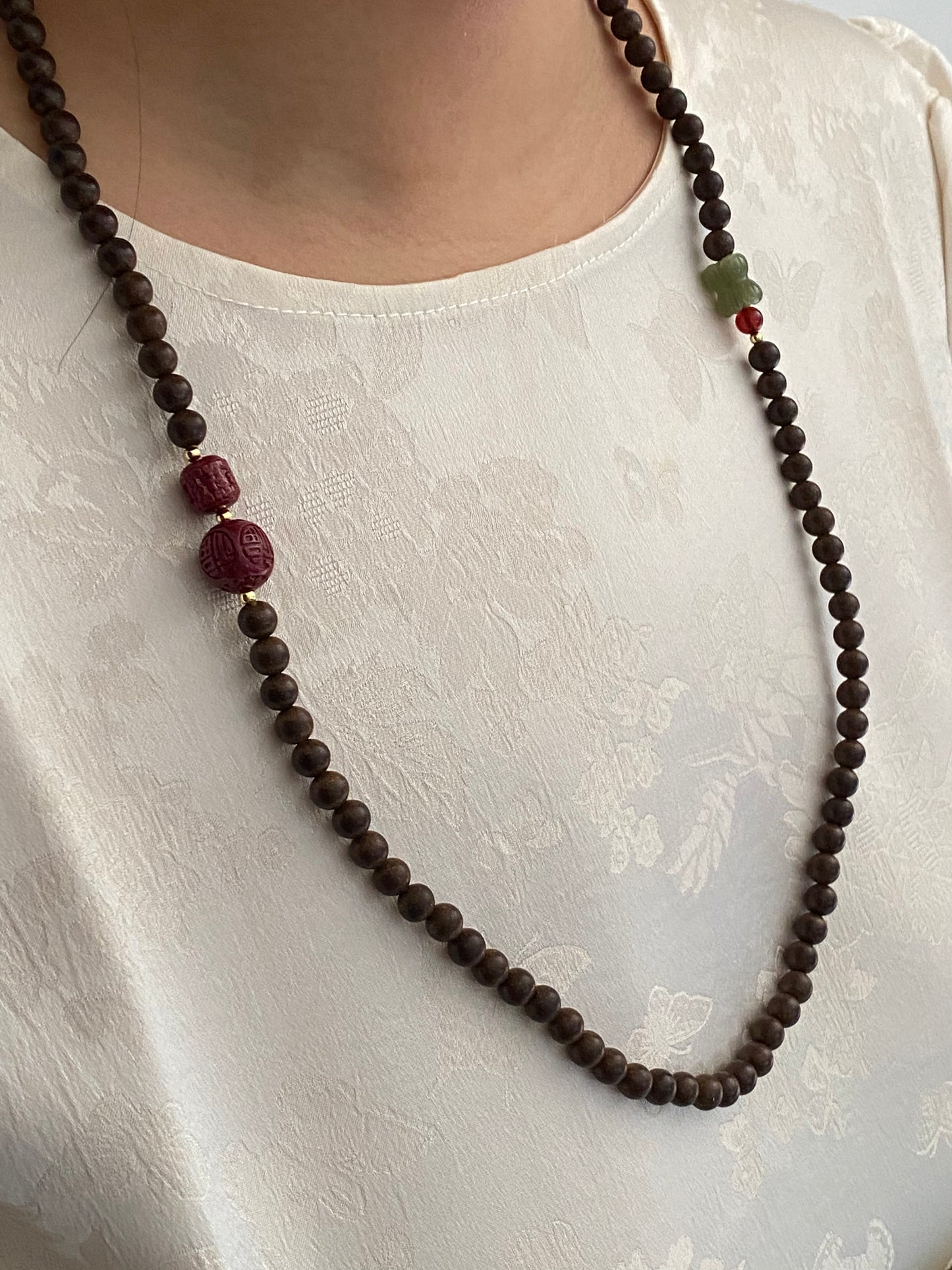 Collier et bracelet « Brume de Poire & Bois Sacré » 鹅梨帐中